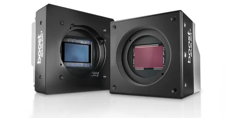 Dua unit kamera industri Basler boost berbodi hitam kotak, keduanya memperlihatkan sensor gambar besar di balik dudukan lensa.