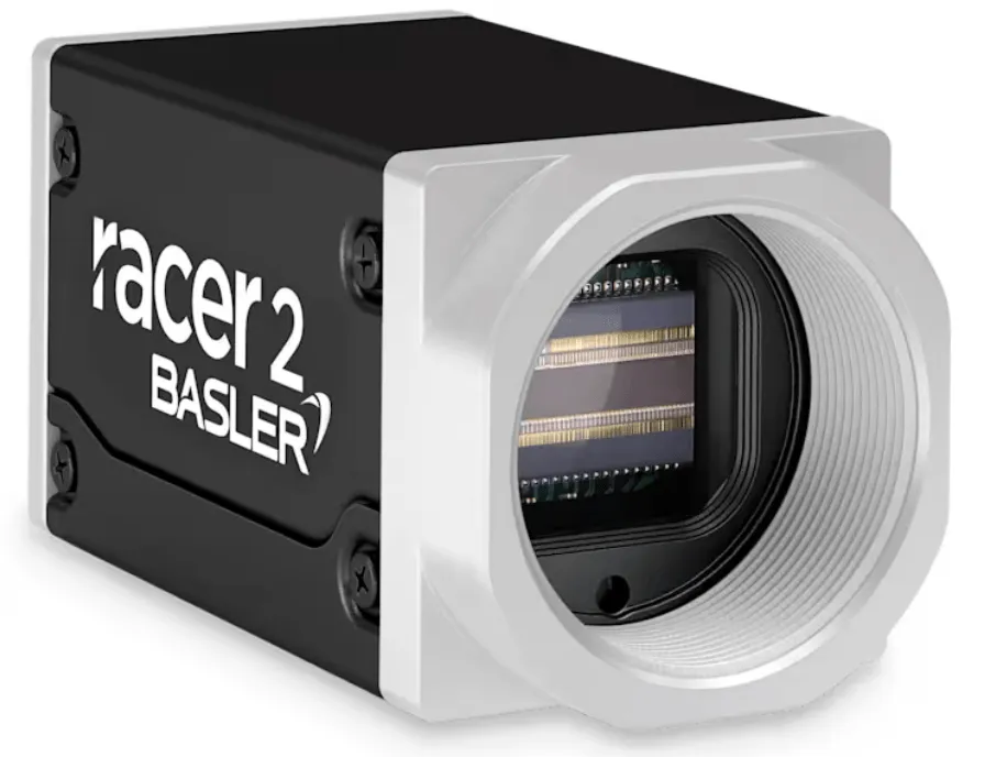 Kamera line scan Basler racer 2 berbodi hitam dengan bagian depan aluminium, sensor baris memanjang terlihat di dalam dudukan lensa berulir.