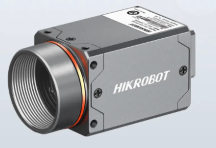 Kamera industri area scan HIKROBOT berbodi aluminium abu dengan cincin oranye di sekeliling dudukan lensa dan label spesifikasi di sisi atas.