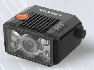 Pemindai kode industri HIKROBOT berbodi hitam bersirip pendingin, dengan tombol oranye di sisi atas serta empat lampu LED mengapit lensa di bagian depan.