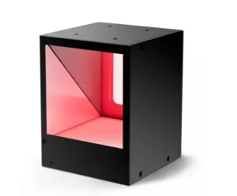 Coaxial light iRayple berbentuk kotak dengan pantulan cahaya merah di bagian dalam.